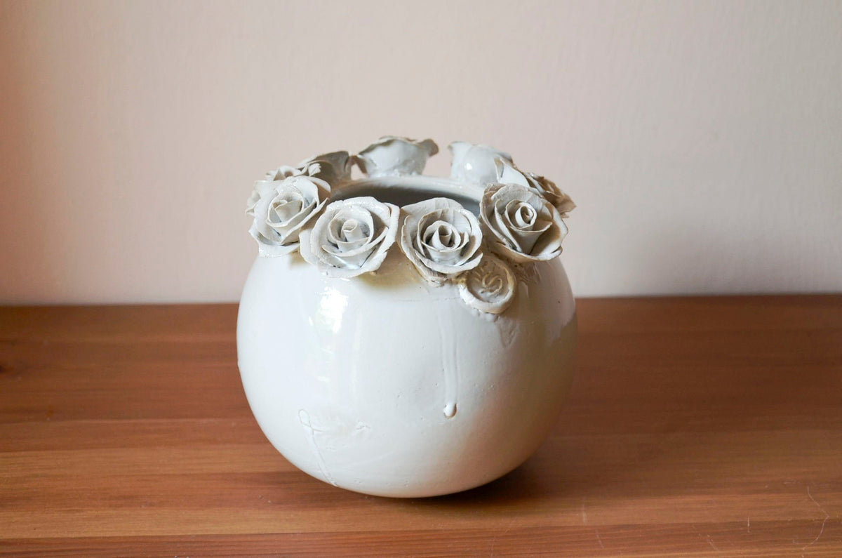 Vaso bianco in gres con corona di rose