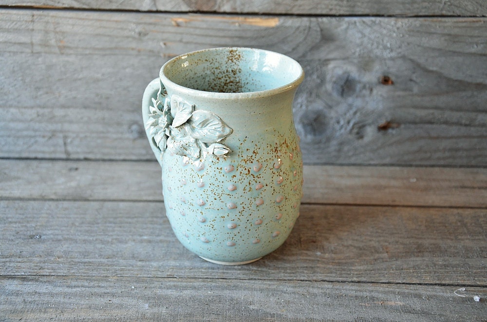 Daisy - Tazza in gres azzurra con margheritine e puntini rosa a rilievo