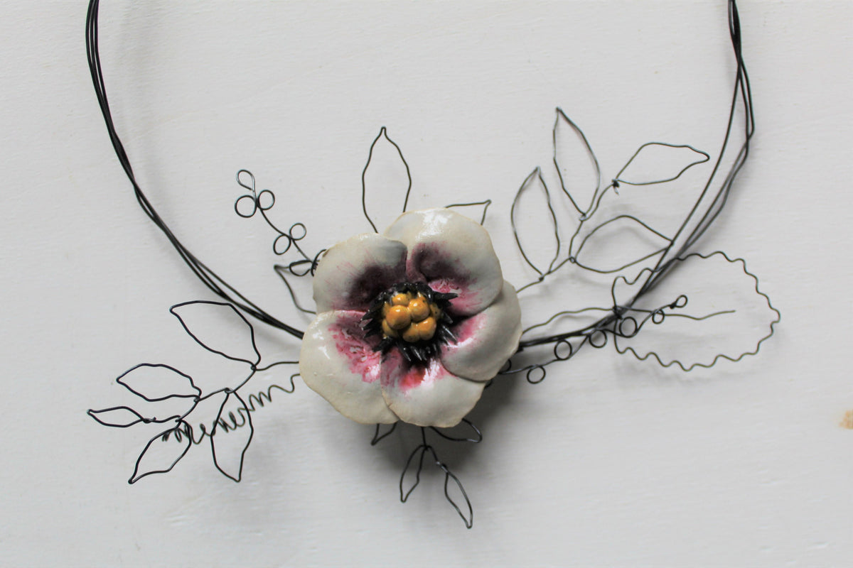 Ghirlanda in filo di ferro con fiore in ceramica - gres