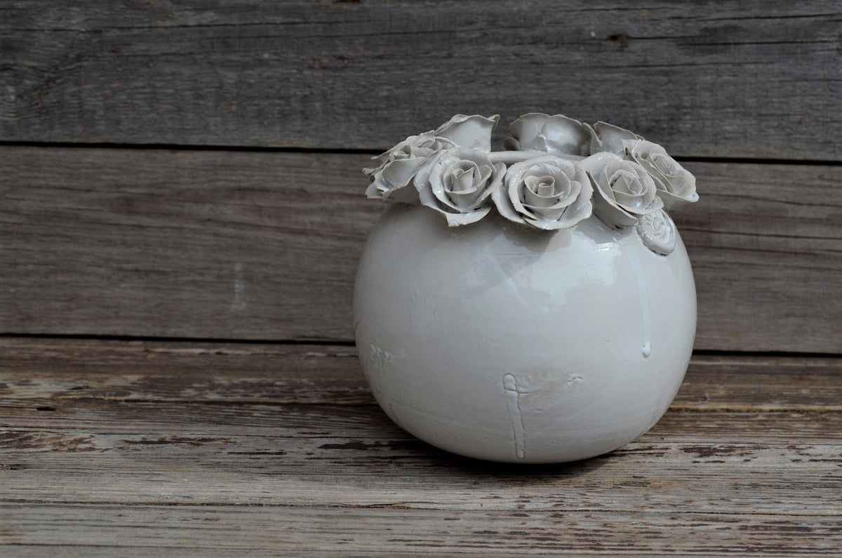 Vaso bianco in gres con corona di rose