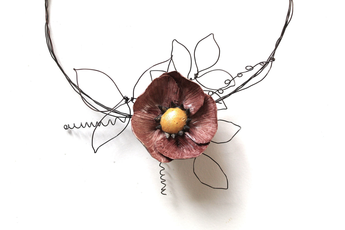 Ghirlanda in filo di ferro con fiore in ceramica - gres