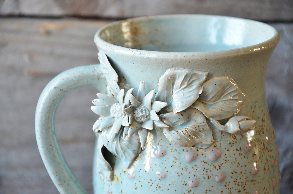 Daisy - Tazza in gres azzurra con margheritine e puntini rosa a rilievo