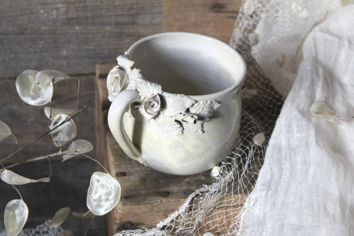 Tazza Ghirlanda (avorio) - Tazza in gres artigianale