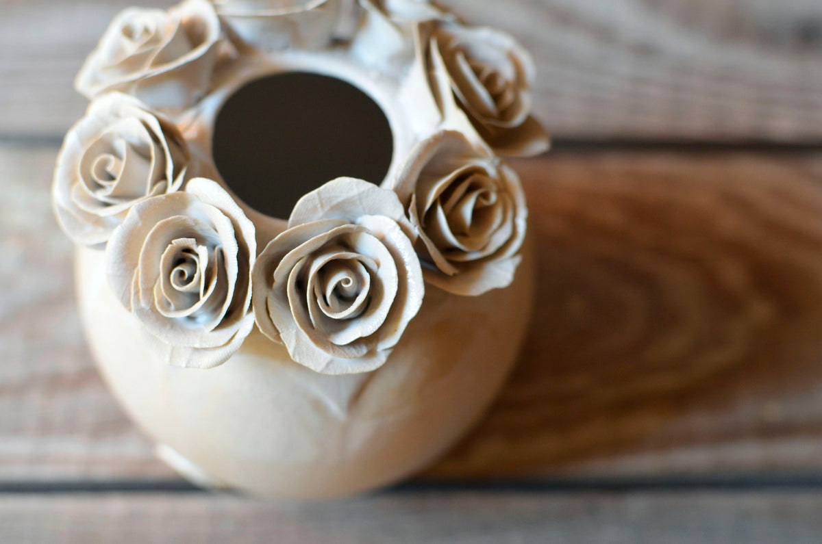 Vaso con rose e base giallo chiaro in gres