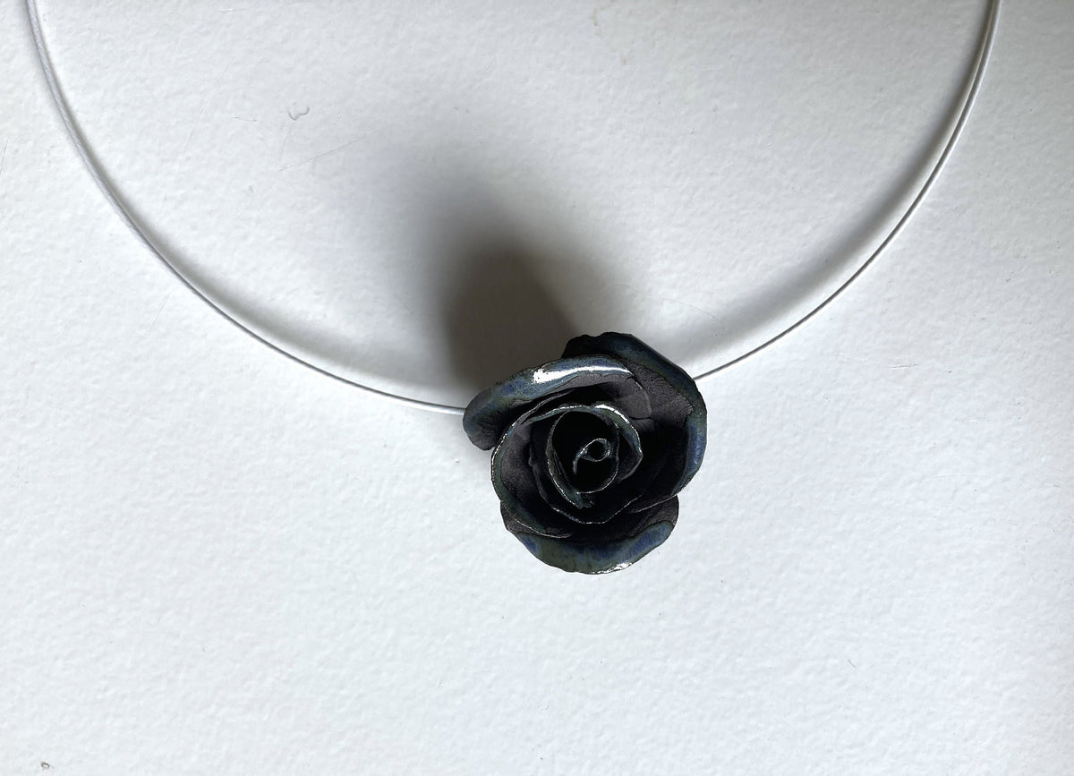 Collana con una rosa nera in gres