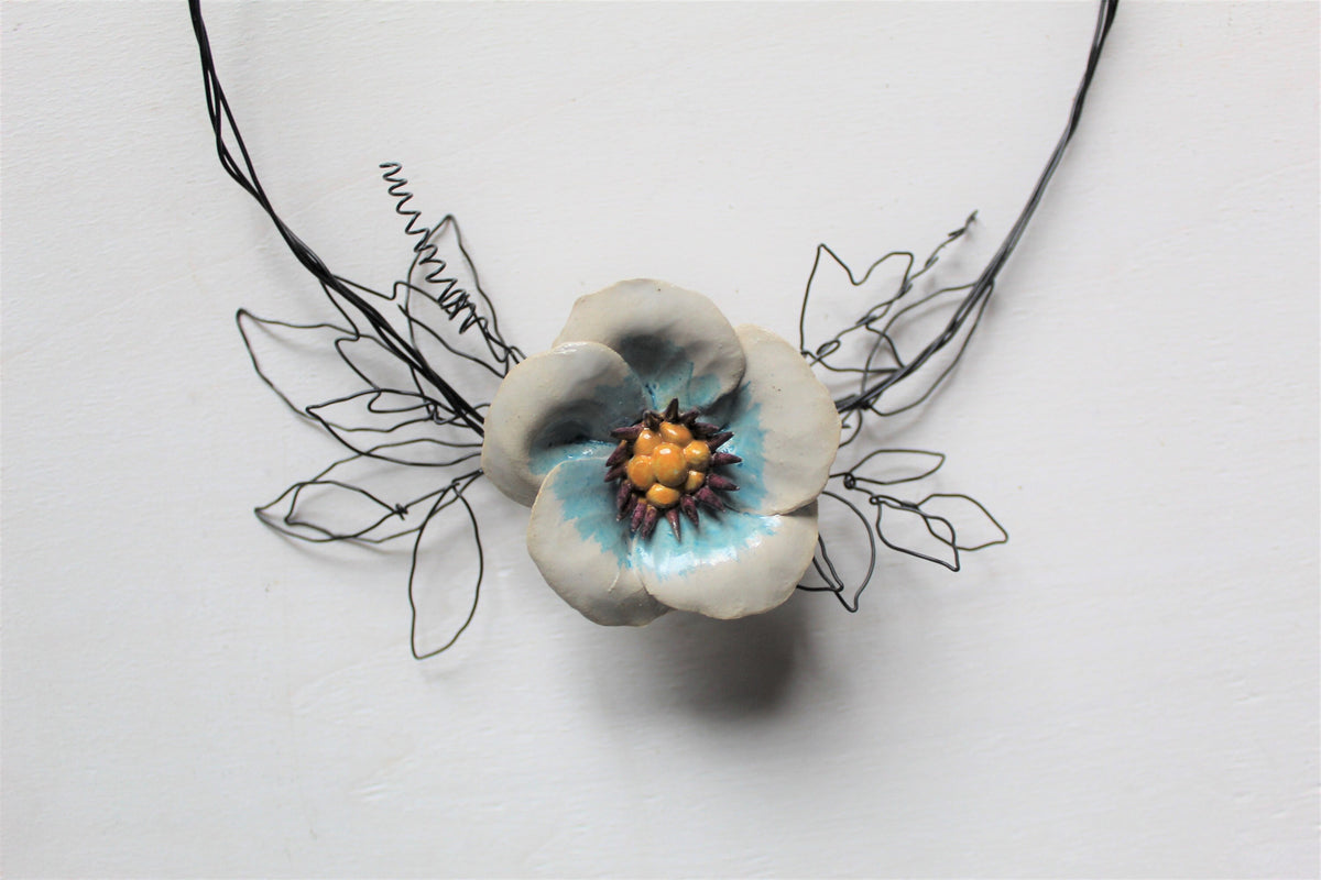 Ghirlanda in filo di ferro con fiore in ceramica - gres