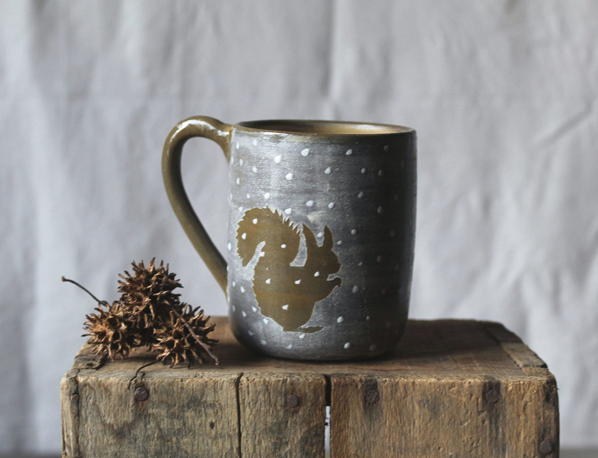 Scoiattolo nella neve - Tazza in gres scuro