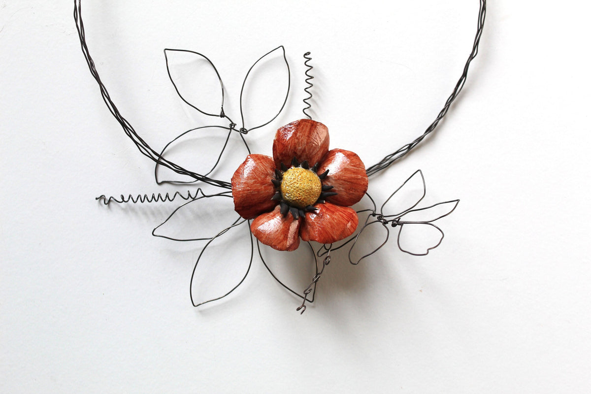 Ghirlanda in filo di ferro con fiore in ceramica - gres
