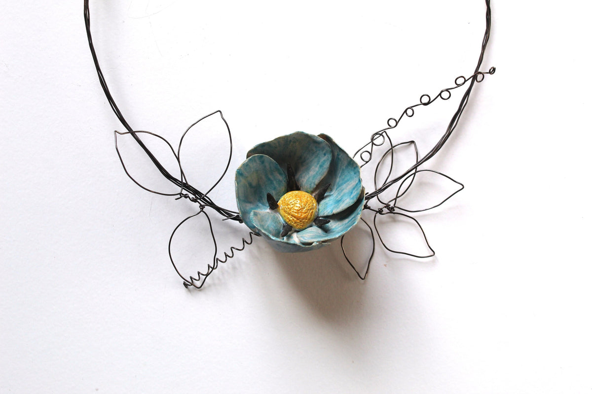 Ghirlanda in filo di ferro con fiore in ceramica - gres