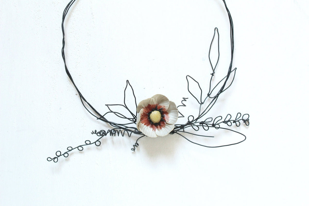 Ghirlanda in filo di ferro con fiore in ceramica - gres