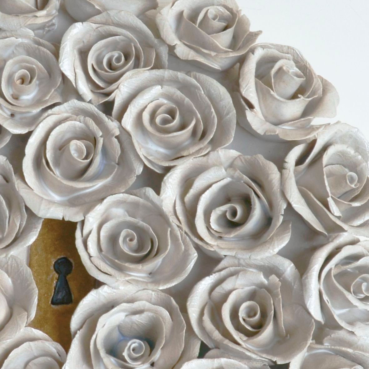 Decorazione da appendere con rose e serratura