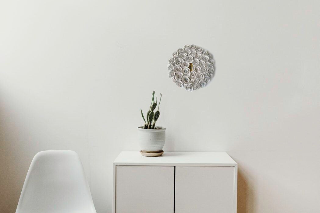 Decorazione da appendere con rose e serratura