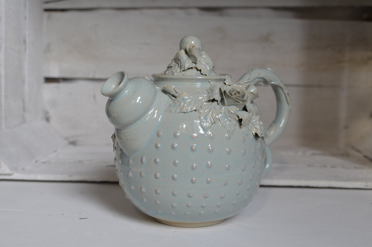 Teiera Alice in gres azzurro con rose e puntini  a rilievo