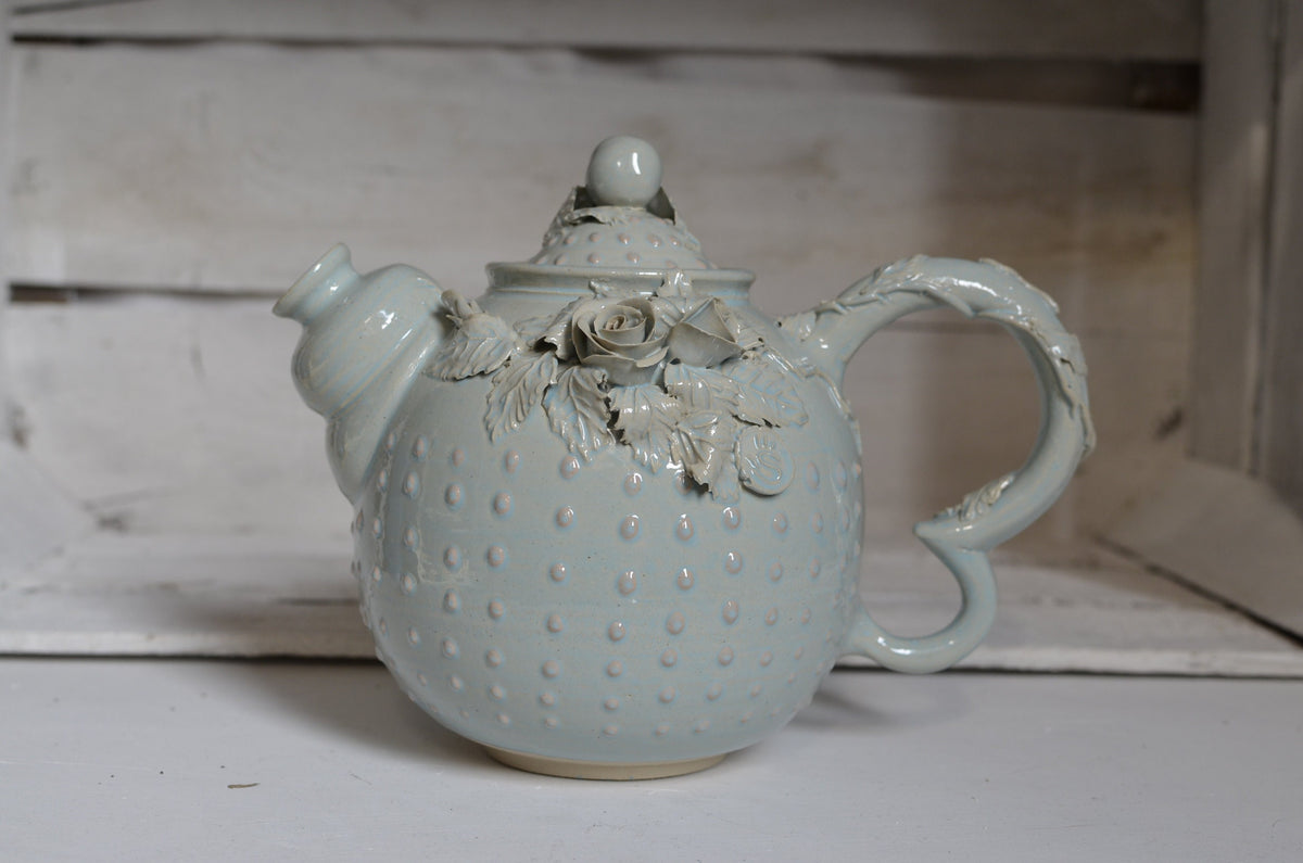 Teiera Alice in gres azzurro con rose e puntini  a rilievo