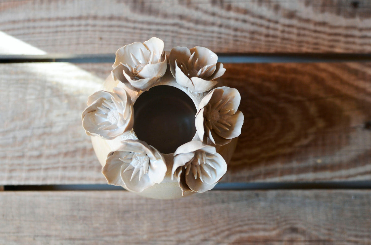 Vaso sferico con base gialla e fiori 