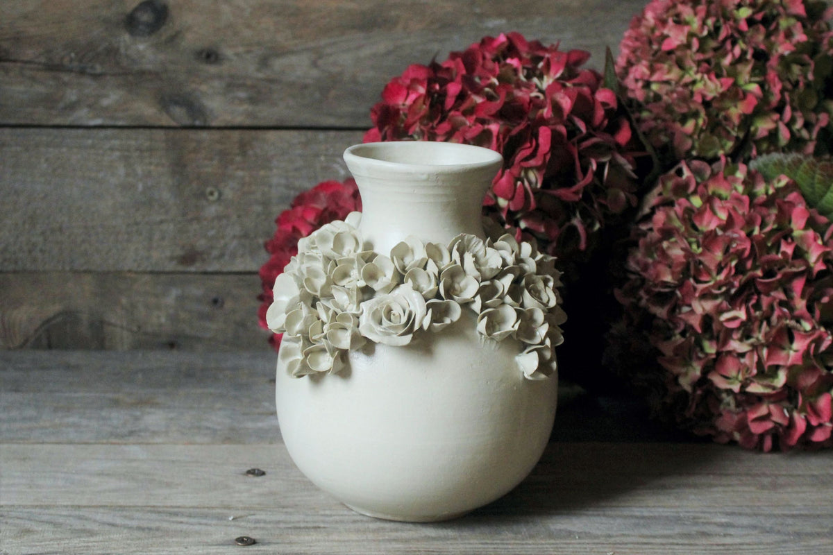 Vasone in gres con ghirlanda di fiori misti