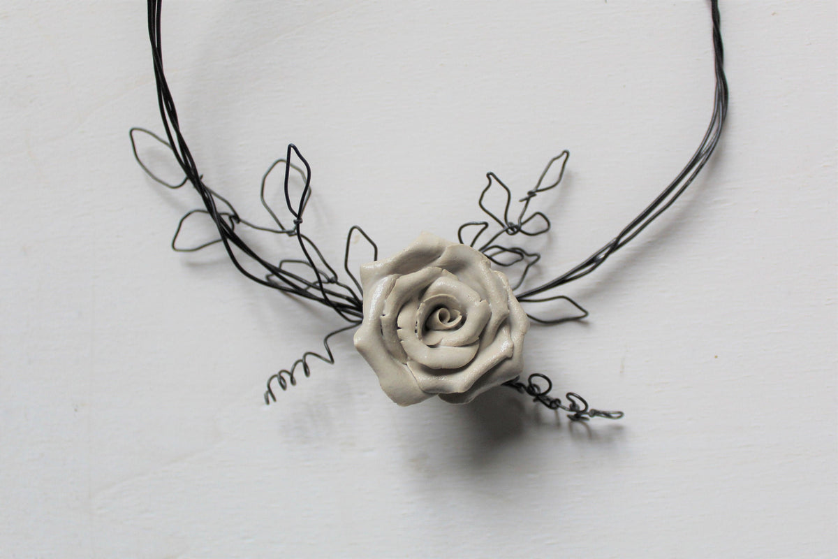 Ghirlanda in filo di ferro con fiore in ceramica - gres