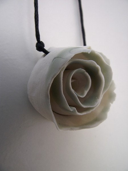 Collana con rosellina in porcellana bianca di Limoges