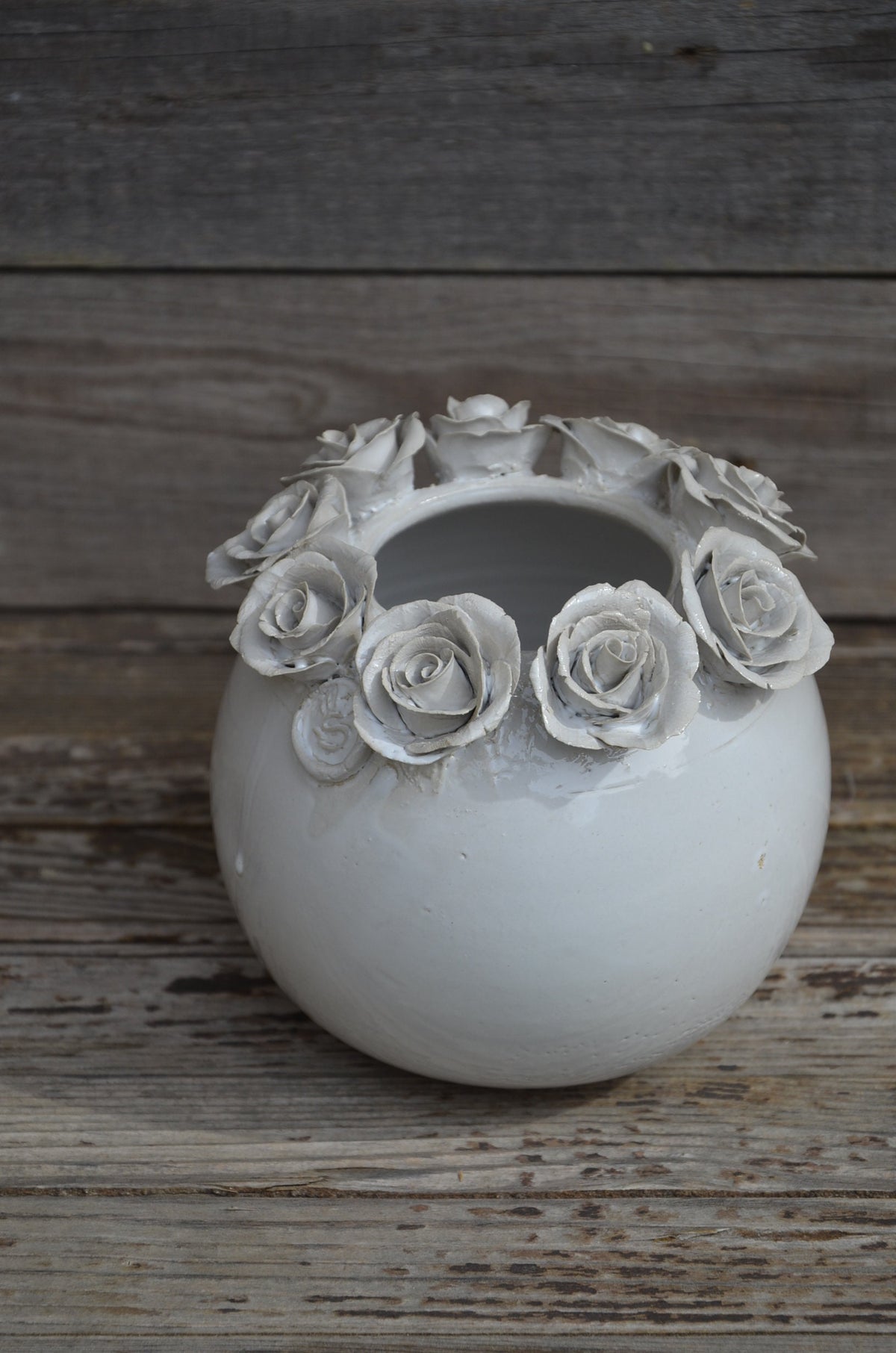 Vaso bianco in gres con corona di rose