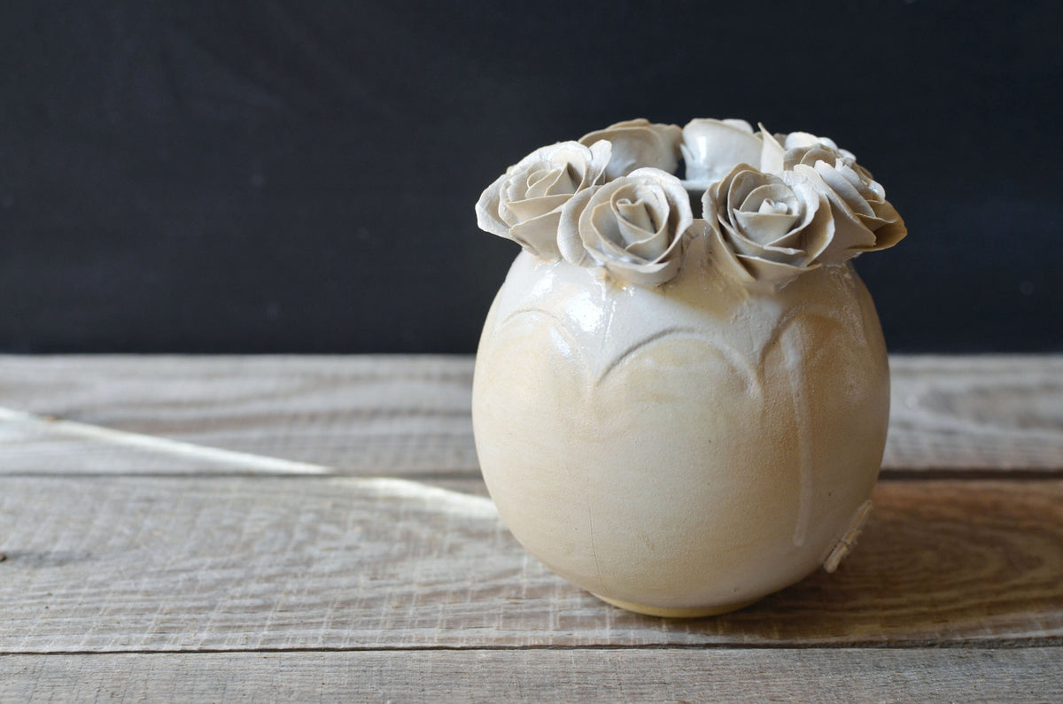 Vaso con rose e base giallo chiaro in gres