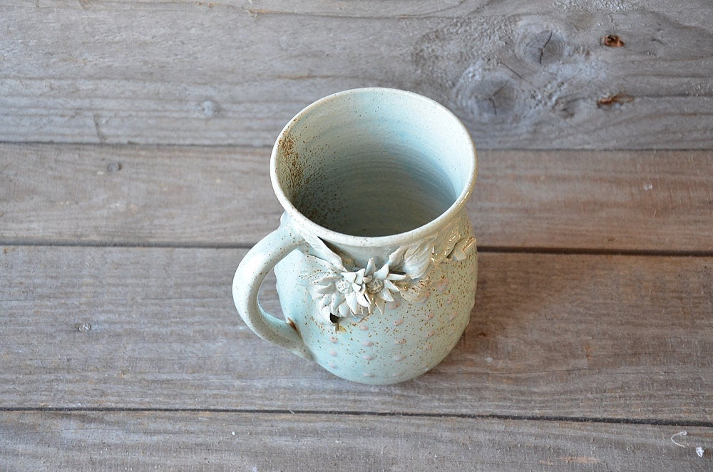 Daisy - Tazza in gres azzurra con margheritine e puntini rosa a rilievo