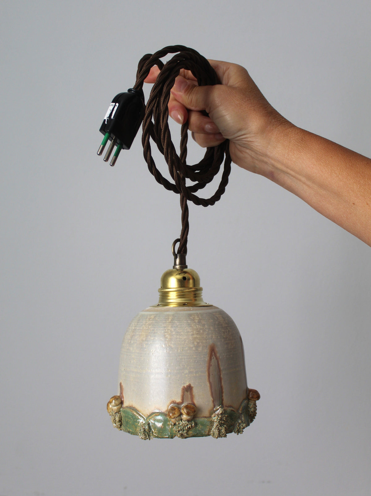 Lampada in gres artigianale con decorazione di funghi. 