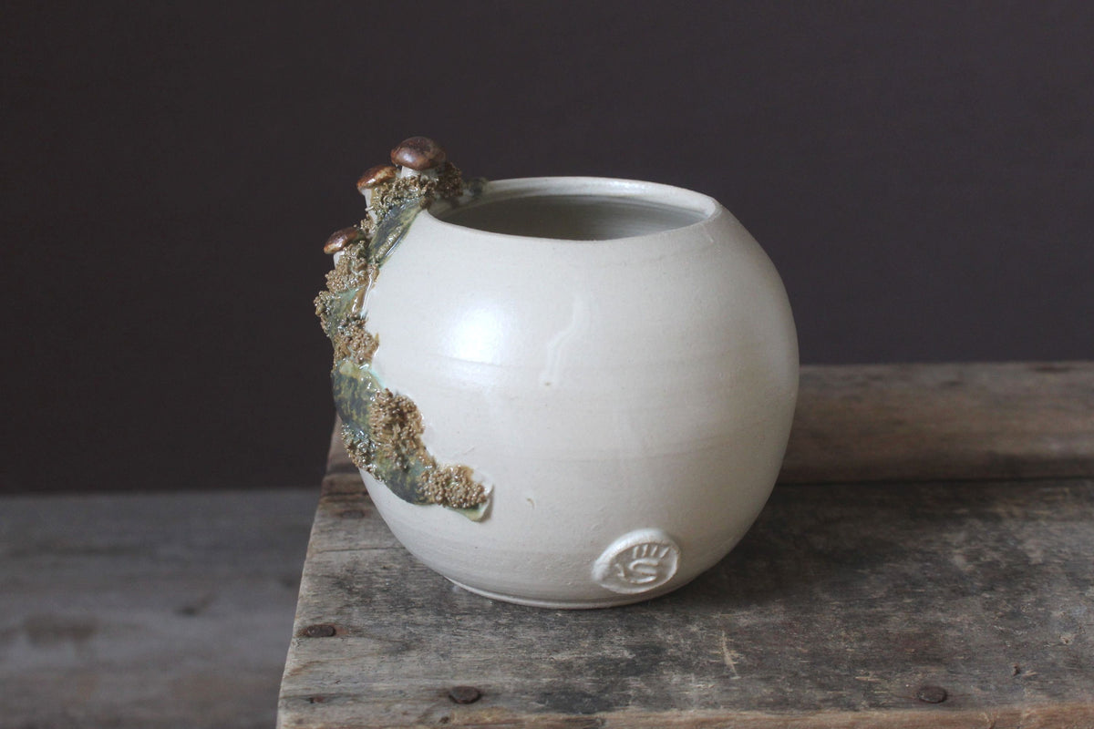 vaso in gres bianco con decorazione di boletus e muschio