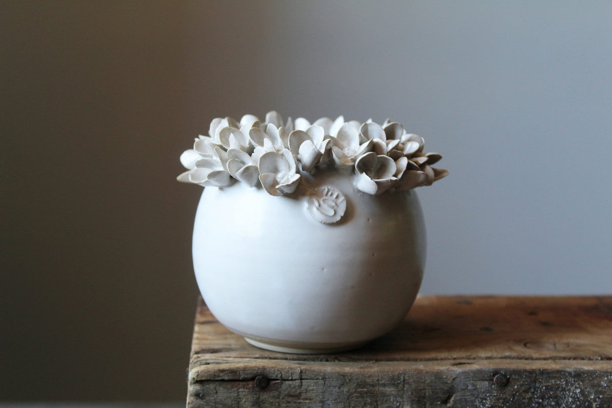 vaso sferico in gres bianco con fiori di ortensia
