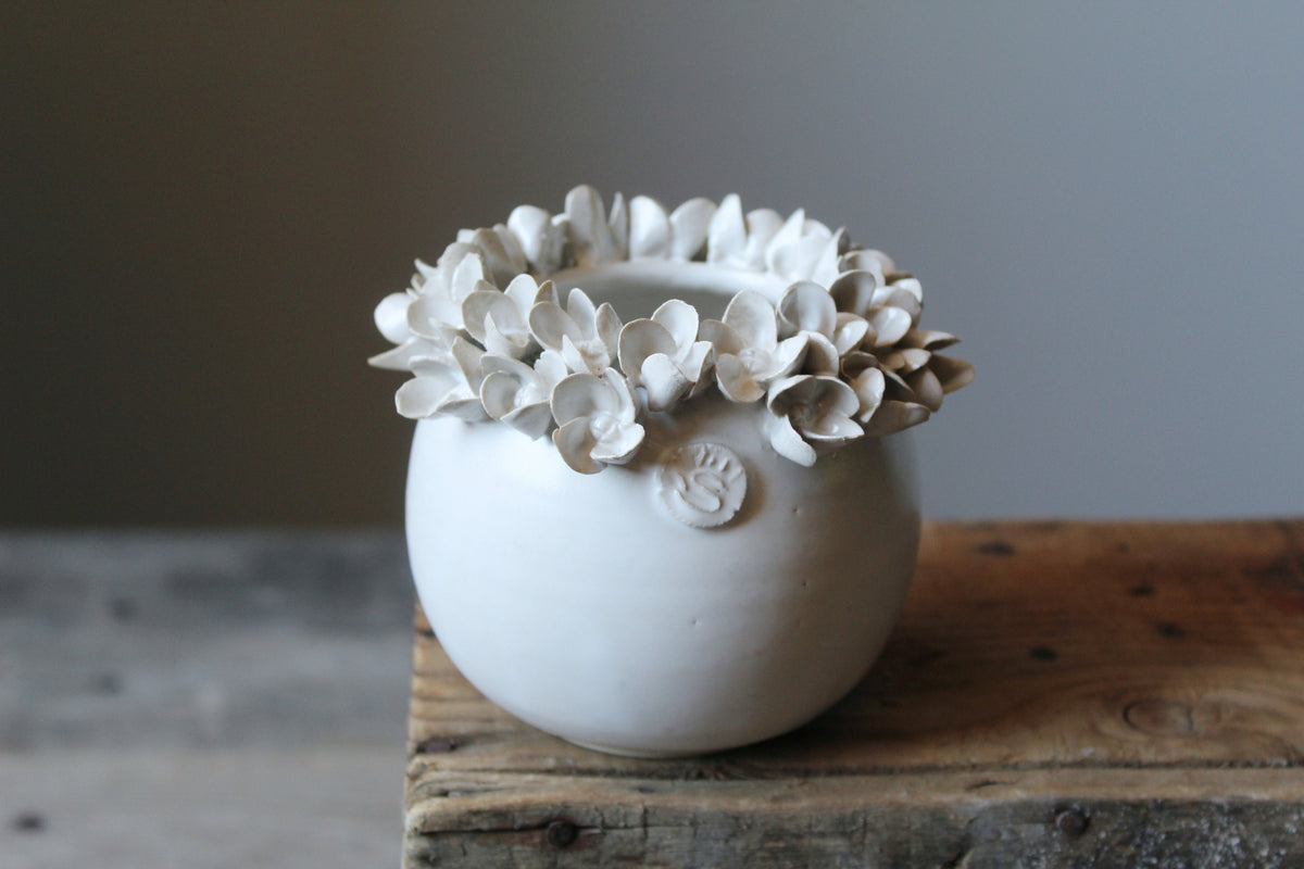 vaso sferico in gres bianco con fiori di ortensia